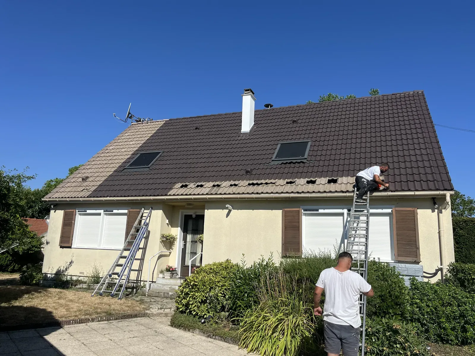 Application au pinceau de la peinture Zolpan spéciale tuiles béton sur une toiture à Rambouillet
