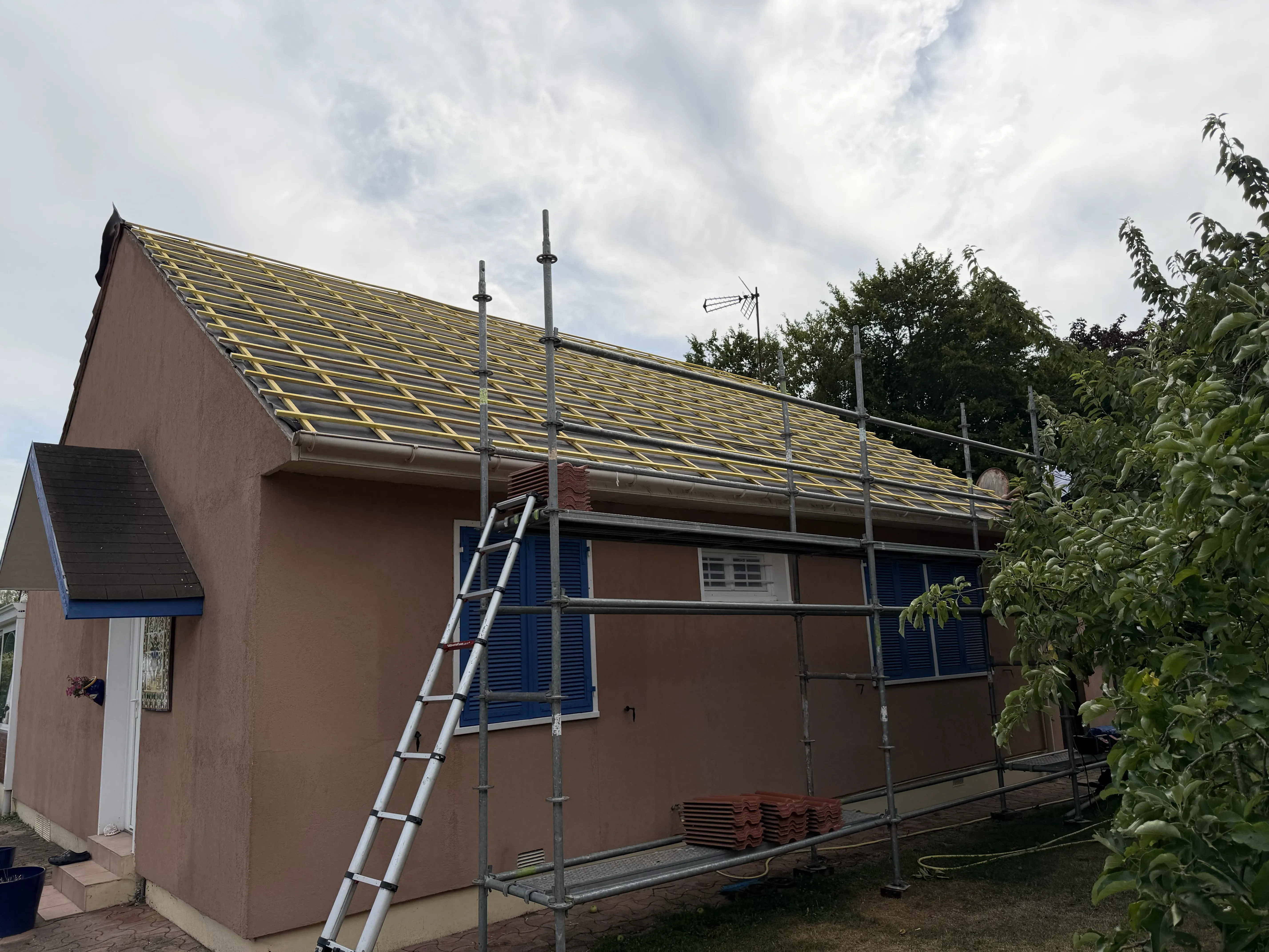 Écran de sous-toiture posé sur la charpente avec les liteaux fixés par-dessus, toiture à Rambouillet