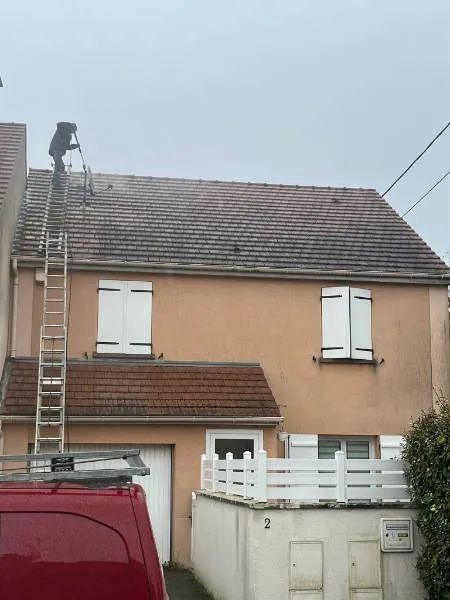 Nettoyage et démoussage de toiture par jet basse pression dans les Yvelines