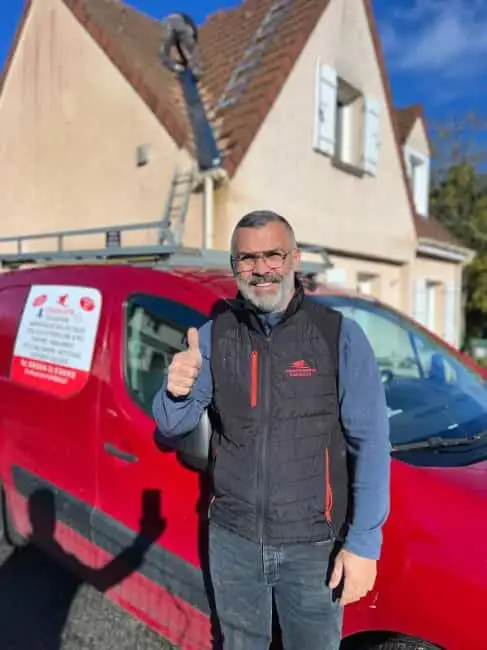 Moïse Fortin, artisan couvreur dans les Yvelines, prêt à intervenir