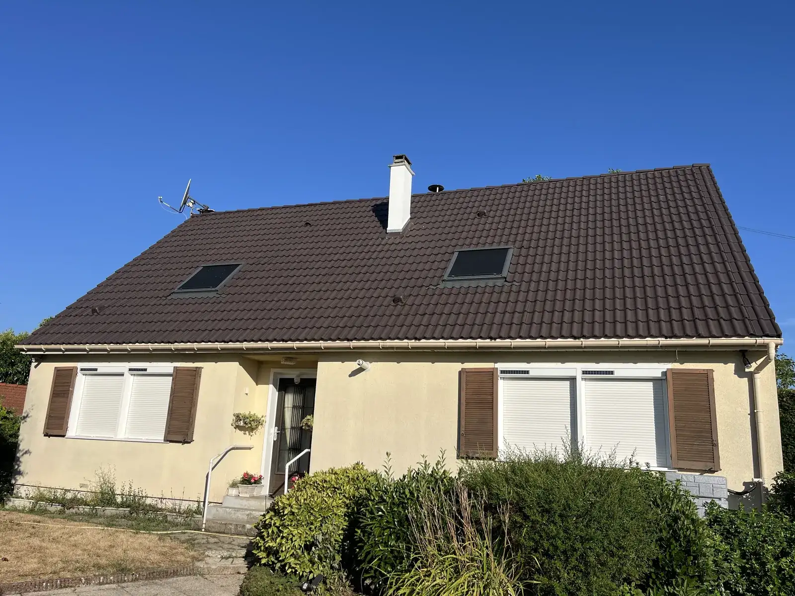 Toiture en tuiles béton repeinte en brun après rénovation à Rambouillet par Moïse Fortin, juillet 2026