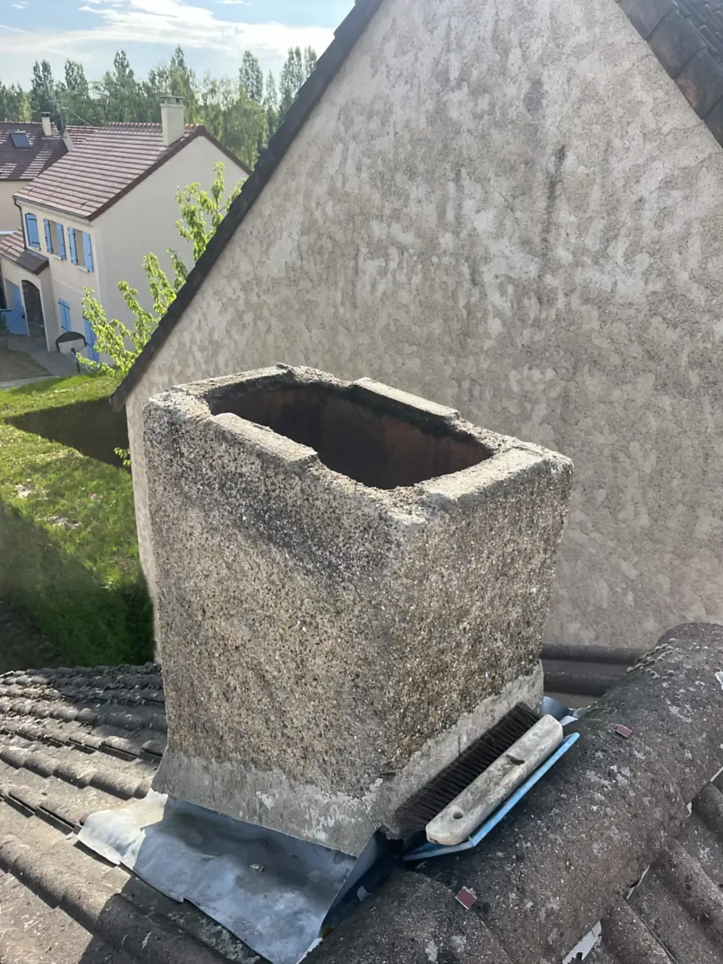 Souche de cheminée en béton à l’arase ouverte, conduit en terre cuite visible, avant pose du chapeau à Rambouillet
