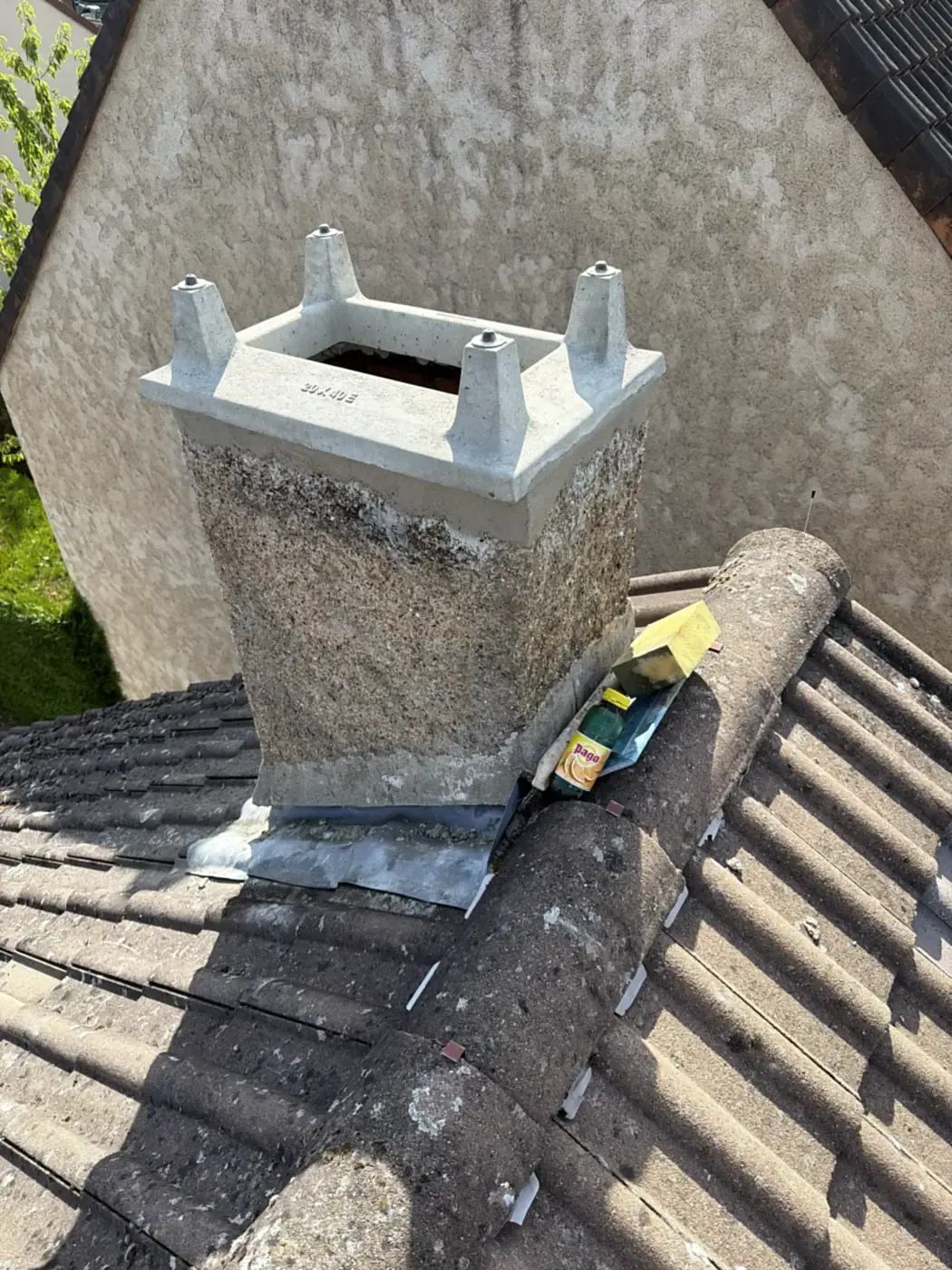 Pied de chapeau béton 20 x 40 scellé au mortier sur l’arase d’une souche de cheminée à Rambouillet