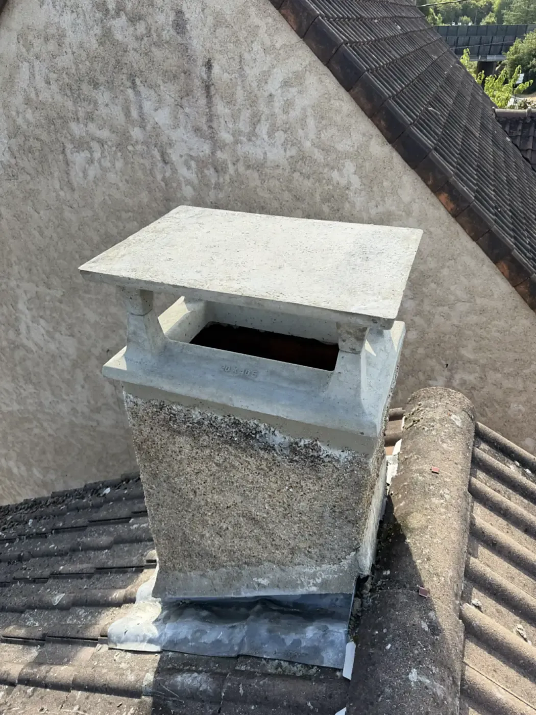 Dalle de couronnement en béton posée sur les quatre montants du chapeau de cheminée, vue plongeante, Rambouillet