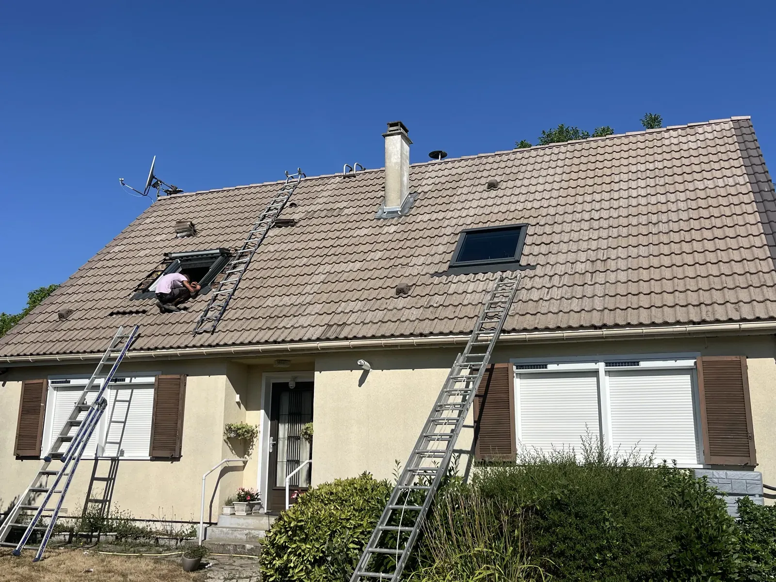 Toiture en tuiles béton nettoyée et Velux neufs posés, avant application du fixateur Zolpafix