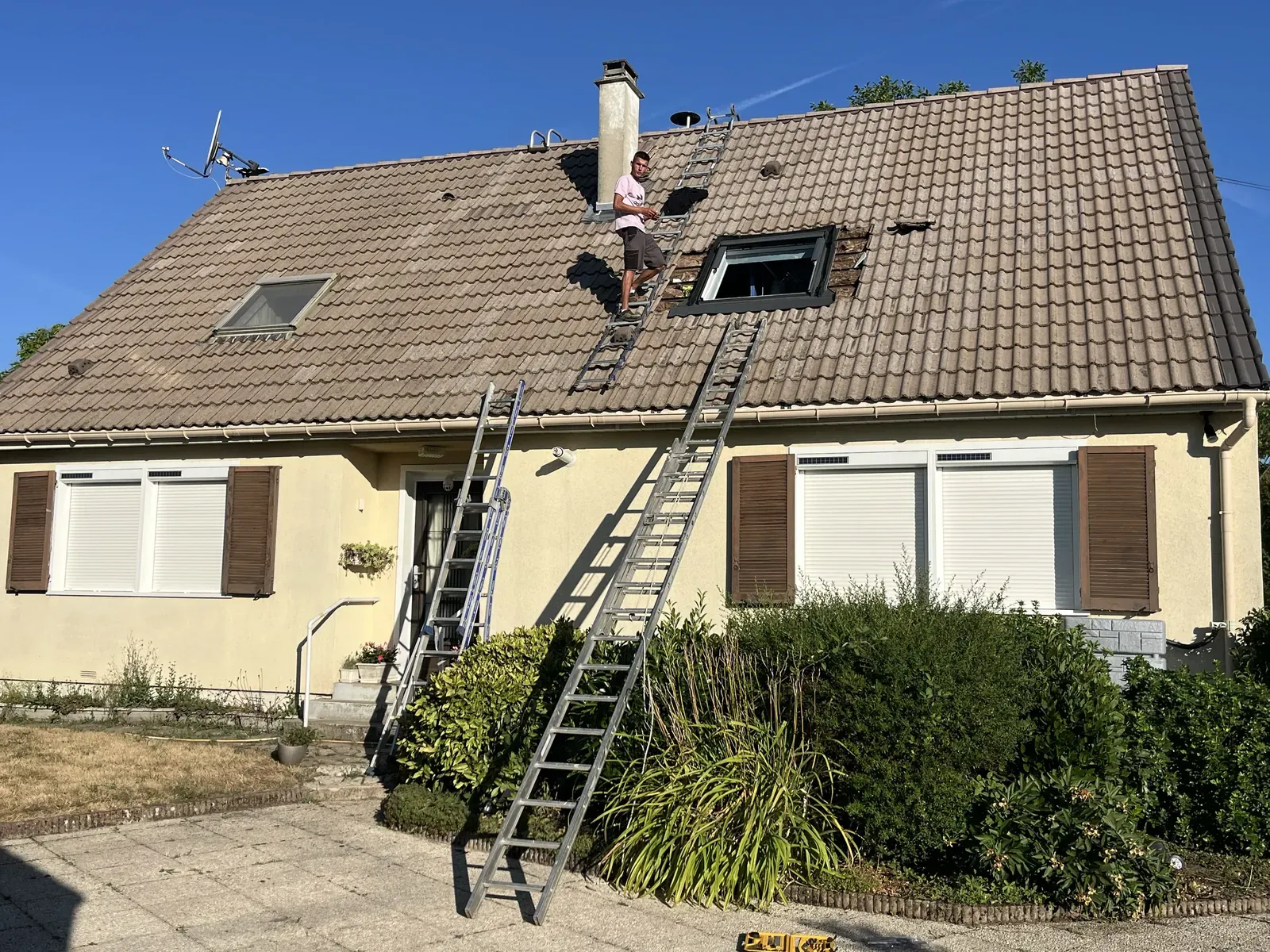 Dépose d’une ancienne fenêtre de toit avant la pose d’un Velux neuf sur une toiture à Rambouillet