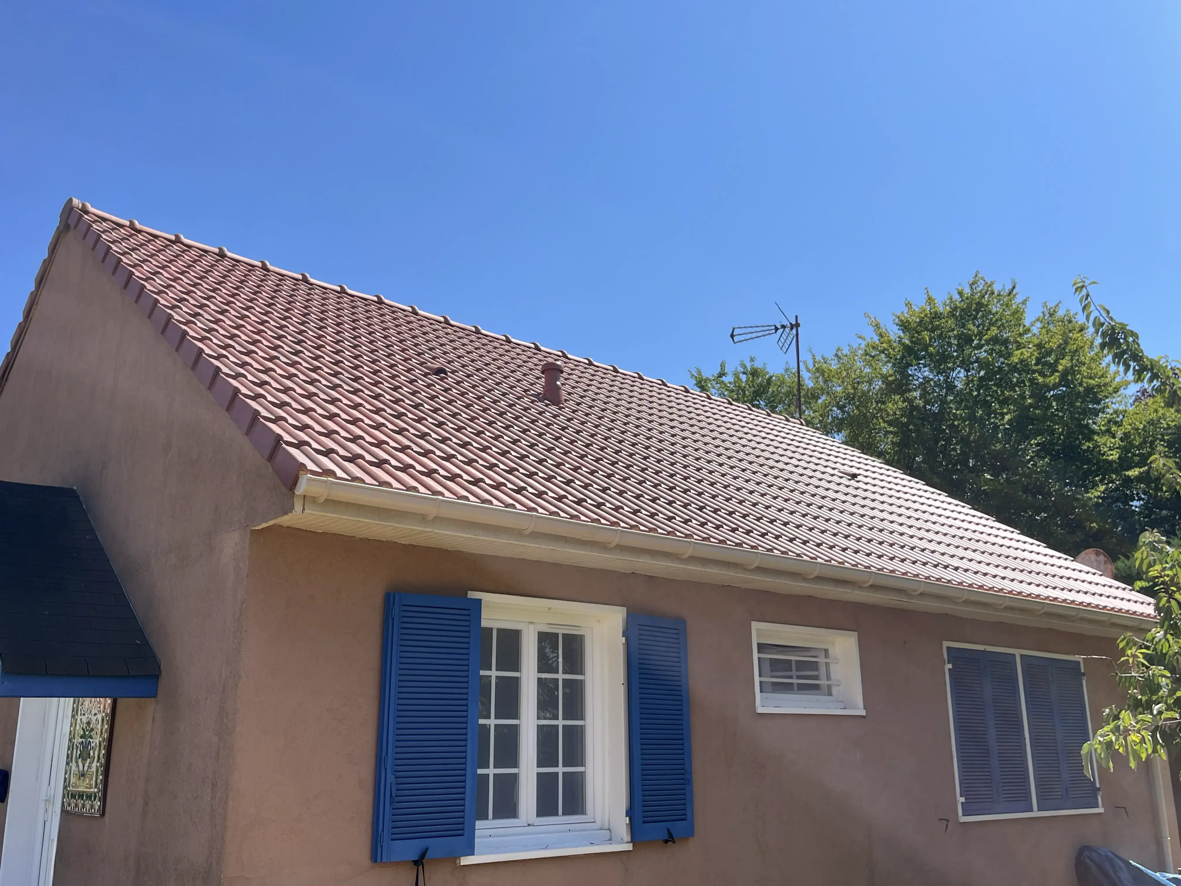 Toiture neuve en tuiles double romane après réfection complète à Rambouillet par Moïse Fortin, juillet 2026