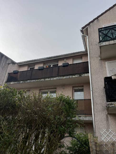 M Fortin Couvreurpose d'une gouttière hbaiatat collectif Le Perrey en Yvelines (78).