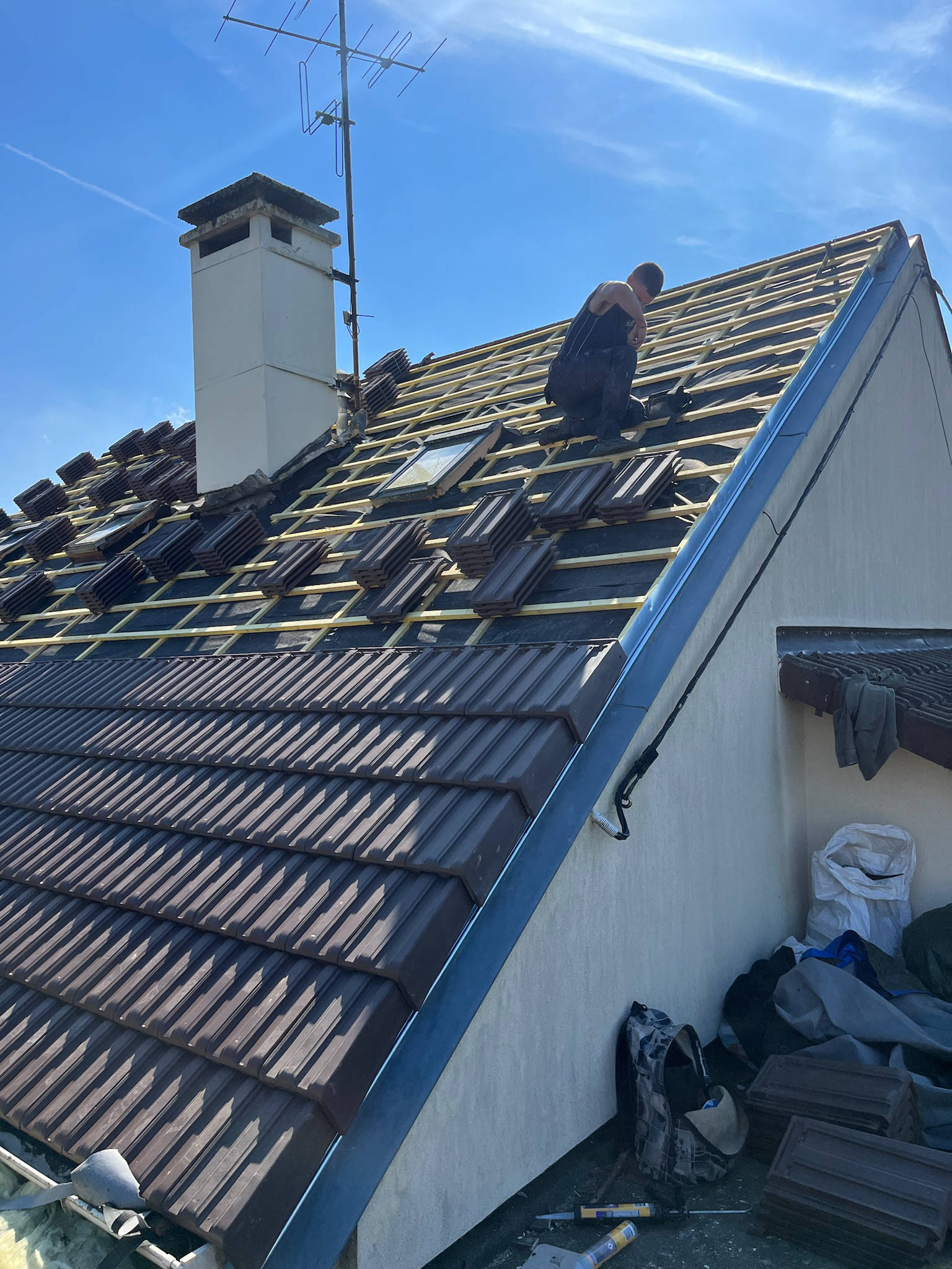 Installation de tuiles neuf pour une rénovation de toiture réalisée par Monsieur Fortin dans les Yvelines