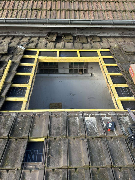 Gros plan sur la modification d'une toiture en vue de réaliser la pose d'un VELUX à Gazeran