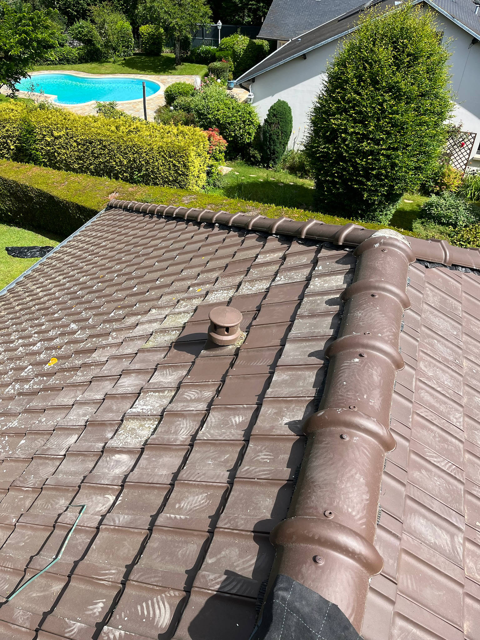 Vu en contre-plongées d'une toiture qui vient d'être réparée, Monsieur Fortin dans les Yvelines